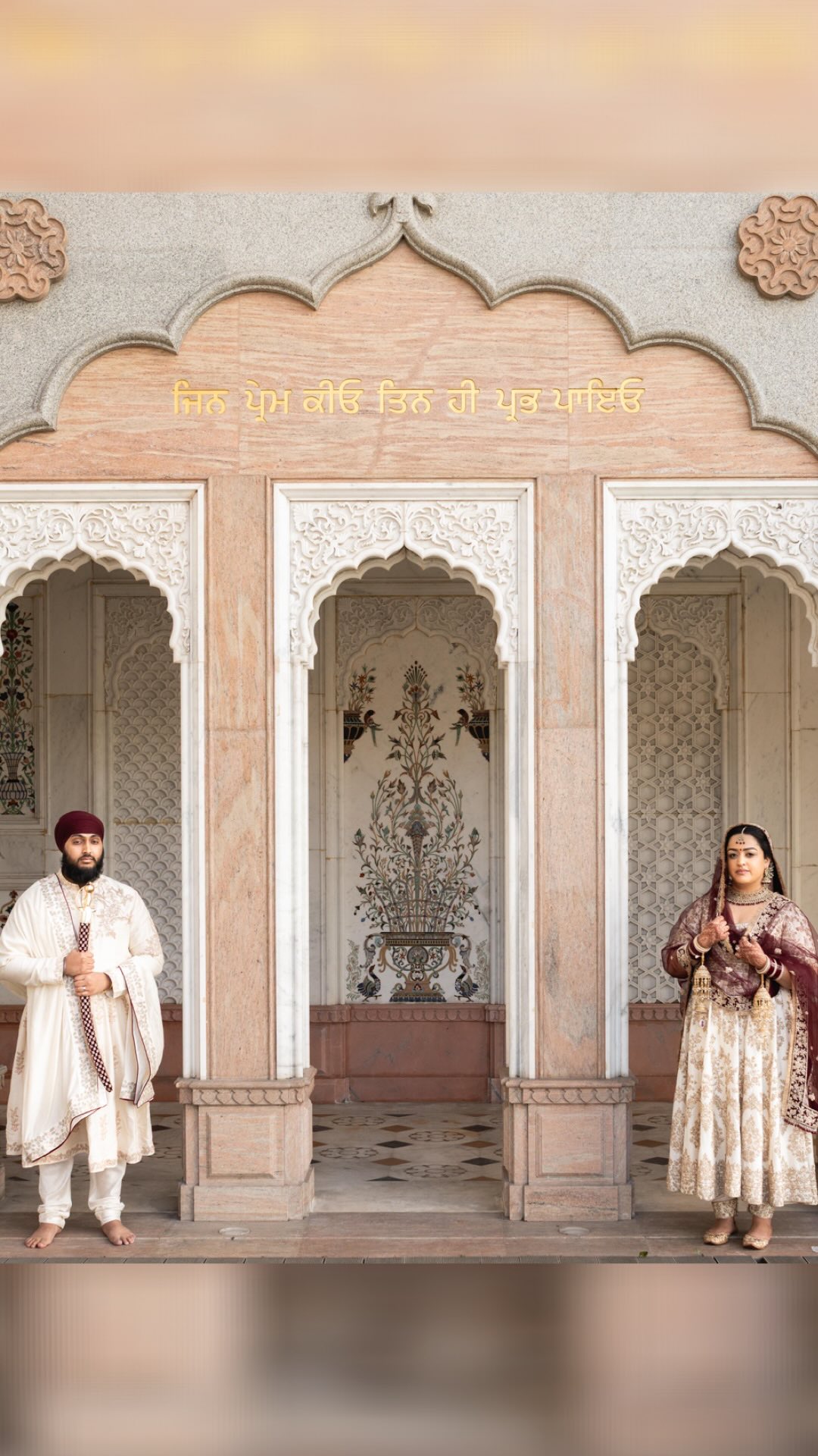 Delpreet & Kiran 🤍
An elegant Anand Karaj, where tradition, grace, and love came together beautifully at Gravesend Gurdwara.

 #SikhWedding #AnandKaraj #WeddingElegance #GravesendGurdwara #sikhweddingphotography 

MUA - @tanyamann.mua 
HAIR - @tinak_hairstylist 
Mehndi - @amys.mehndi 
Jewellery - @thejewellerytrunk 
Backdrop - @hire2style 
Outfits @mongasuk
Live painter @see_emily_paint