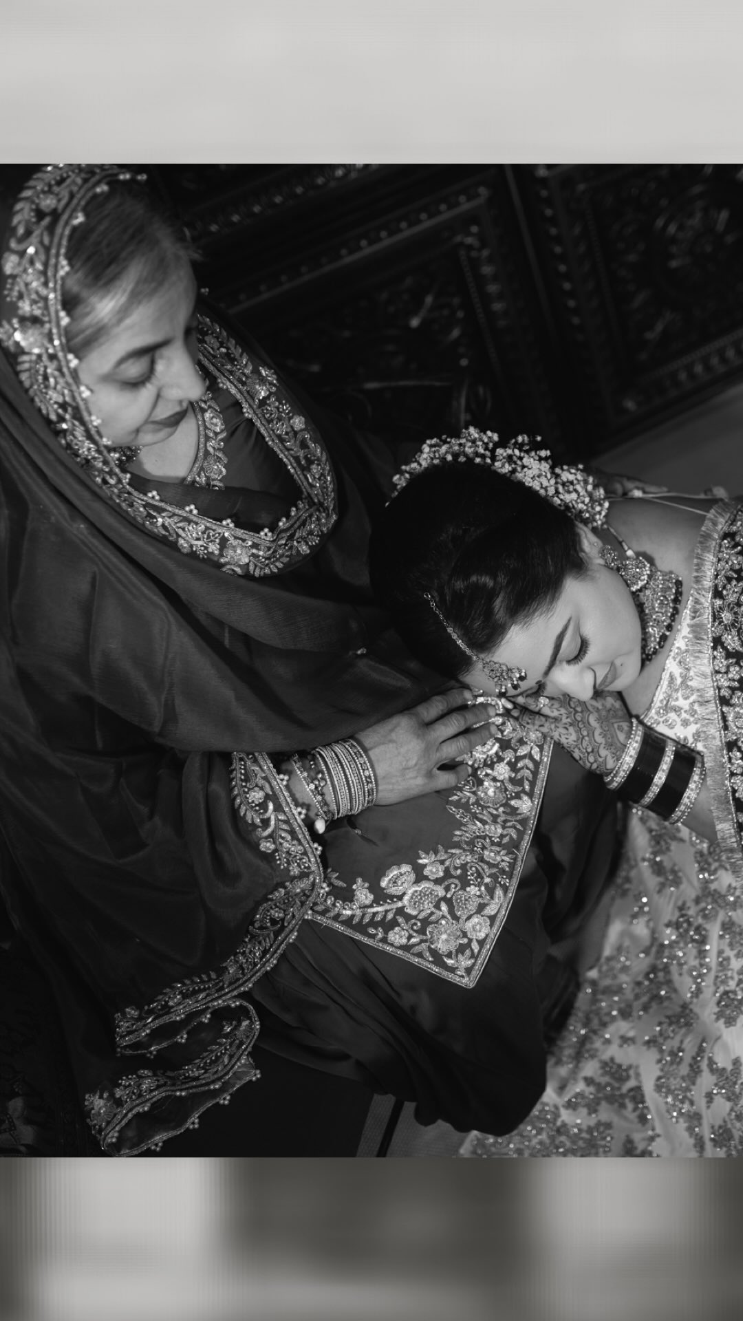 In the quiet of the morning, a mother holds her daughter a little closer… knowing everything is about to change 🤍

#SikhWedding #MotherDaughter #BridalPrep #WeddingMorning #AnandKaraj

MUA - @tanyamann.mua
HAIR - @tinak_hairstylist
Mehndi - @amys.mehndi
Jewellery - @thejewellerytrunk
Backdrop - @hire2style
Outfit -  @mongasuk