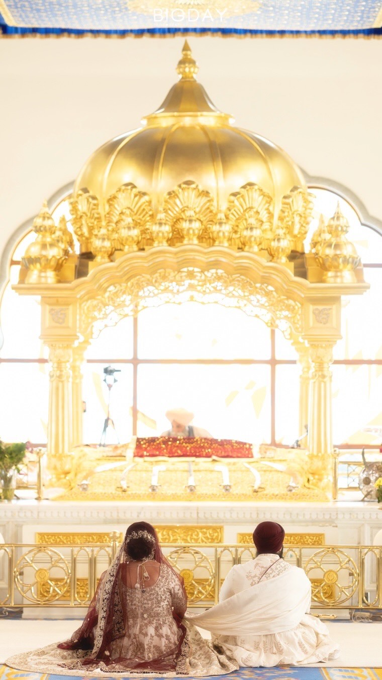 Delpreet & Kiran 🤍
An elegant Anand Karaj, where tradition, grace, and love came together beautifully at Gravesend Gurdwara.

 #SikhWedding #AnandKaraj #WeddingElegance #GravesendGurdwara #sikhweddingphotography 

MUA - @tanyamann.mua 
HAIR - @tinak_hairstylist 
Mehndi - @amys.mehndi 
Jewellery - @thejewellerytrunk 
Backdrop - @hire2style 
Outfits @mongasuk